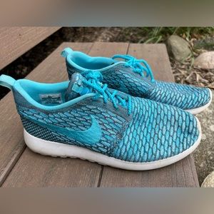 Blue Nike Roshe Fly-Knit Shoes